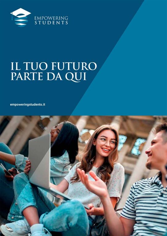 Tre studenti sorridenti sono seduti insieme, uno dei quali con un portatile in mano, in un edificio luminoso con colonne. Il testo recita “IL TUO FUTURO PARTE DA QUI” e include il logo e il sito web di Empowering Students.